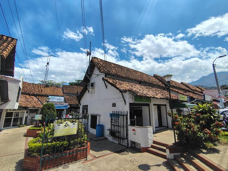 LOCAL en ARRIENDO en PARAGUITAS